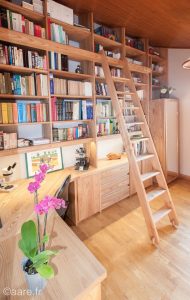 Bibliothèque bureau avec échelle sur-mesure en bois massif