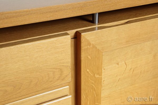 Vue des prises de main du bahut Argos en chêne avec 2 portes et 4 tiroirs.