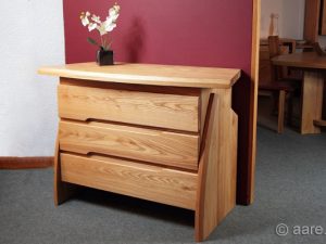 Vue de la commode Artemis en orme massif avec 3 tiroirs