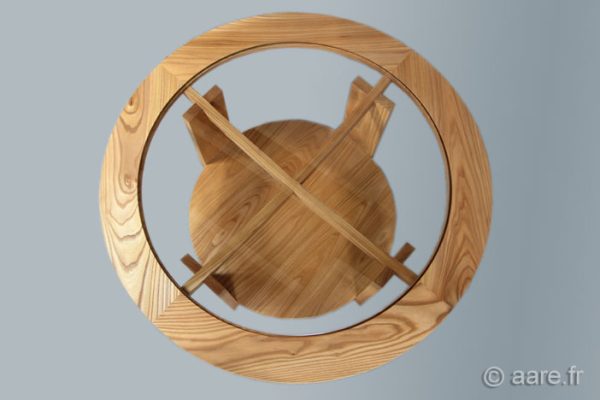 Vue du dessus de la table basse ronde Arceau en orme massif