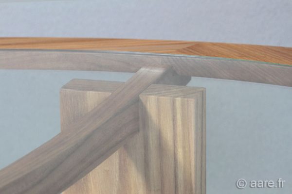 Plateau en verre et bois, rond, de la table basse Arceau en orme massif